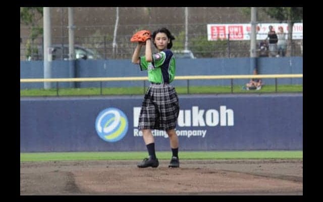 最速97キロ“野球少女”池田朱那、感激の始球式「斎藤佑樹選手に頑張ってと言われて…」