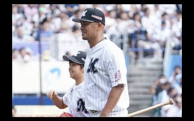 ロッテ福浦、引退試合で感動の“親子始球式”　10万回超再生動画にファン「泣くわ」