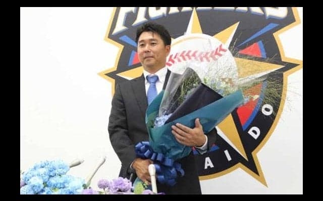 日ハム實松、引退セレモニーに同期が集結！　被り物姿の森本氏が“お姫様抱っこ”で労う