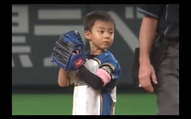 ハム田中賢がパパの顔になった瞬間…　“田中Jr”の始球式動画が大反響「素晴らしいの一言」