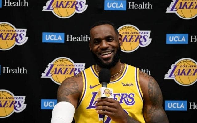 レイカーズ再建に向けレブロンは「近道をせずに、早くチームになることが重要」