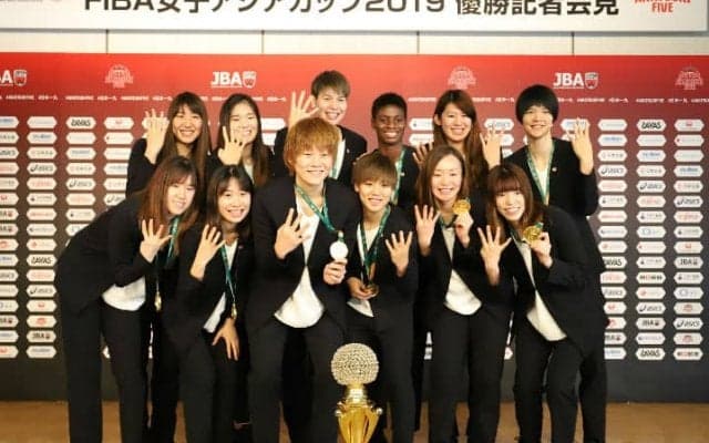 アジアカップ4連覇達成の日本代表、指揮官とキャプテンは笑顔で「やりました！」