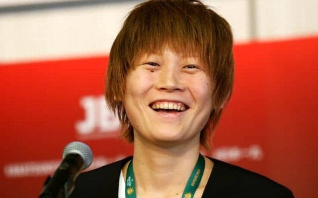 アジアカップ優勝トロフィーを手に帰国した髙田真希「目標はさらに高いところに」
