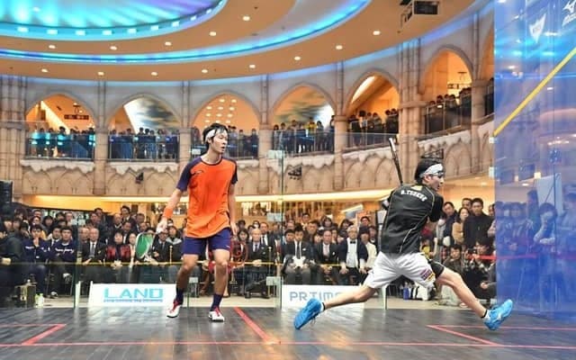 360度から観戦できる4面ガラス張りコートで「全日本スカッシュ選手権大会」を開催