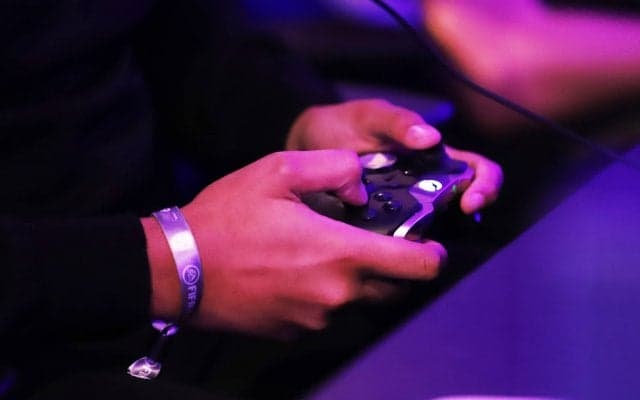 【eスポーツ選手向けセルフケア動画コラム#13】緊張から起こる動悸や胸の苦しみに効くツボ「天泉（テンセン）」