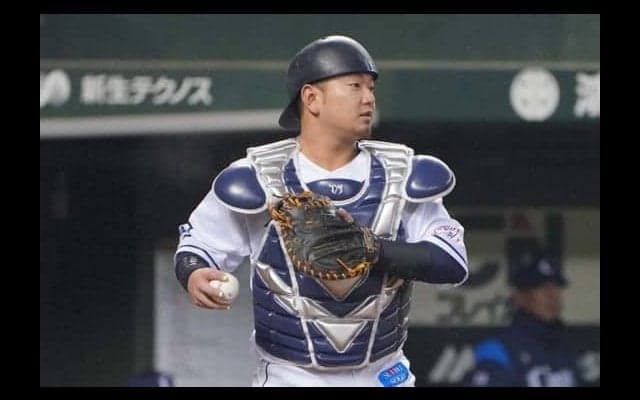 鷹が終盤8回に逆転！　内川の代打・長谷川勇が同点打、まさかの捕逸で勝ち越し