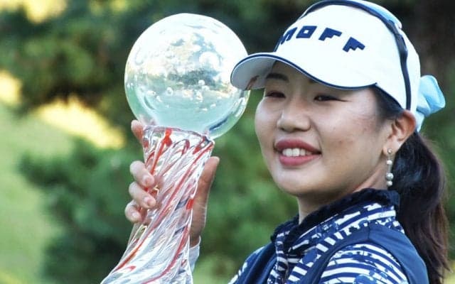 黄アルム「ギャラリーの反応、リーダーボードも無く大変な一日だった」27ホール短縮競技を制し1年ぶりのツアー優勝