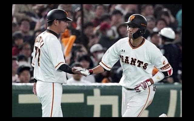 巨人丸の劇的スクイズの裏で…ピョンピョン跳びはねる元木コーチにファン注目「最高笑」