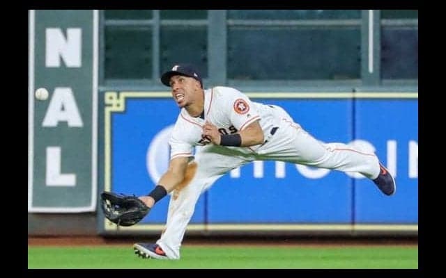 【MLB 優勝決定S】ア軍が鉄壁の守備！　外野手コンビの美技連発に本拠地興奮「超すげぇ」