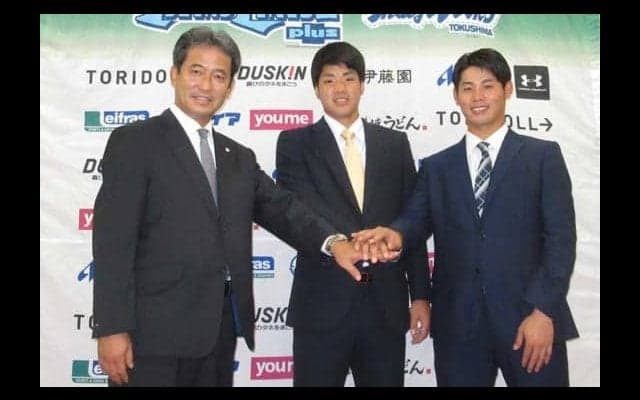西武、ドラフト7位・上間と8位・岸に指名挨拶　潮崎氏「レベルの高さに惚れて獲得した」