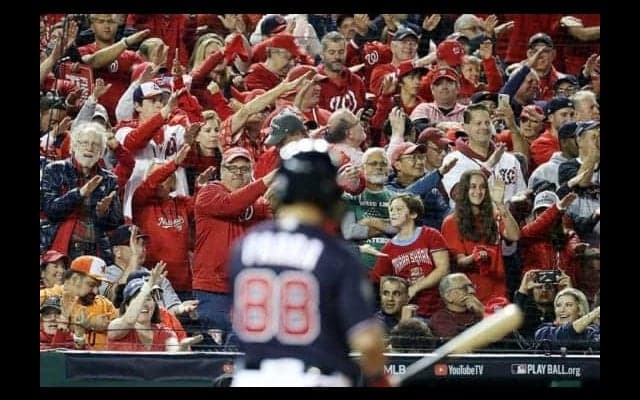 WS初お披露目、真っ赤に染まる“サメダンス”動画が話題　MLB公式「国中に広がる…」