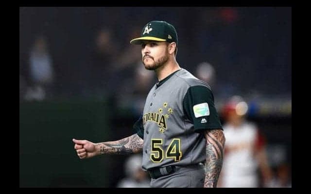 元楽天左腕が日本の野球少年から“サイン攻め”　「プレミア12」豪代表が合宿中