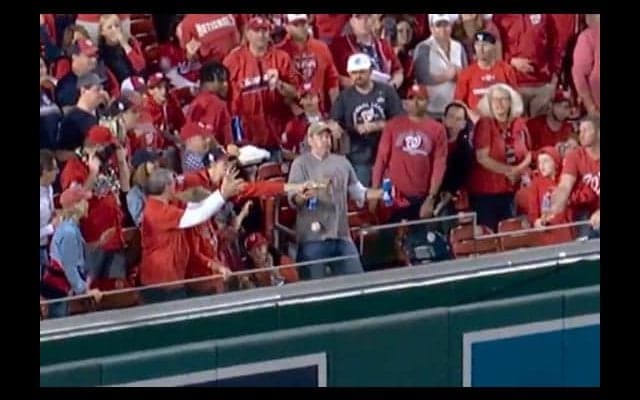 【MLB WS】「ビール、それが大切なんだ！」　HRボールを胸で止めた観客に驚きの声続々