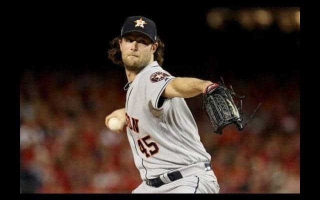 【MLB】WS第5戦で女性ファン2人がネット裏から胸を露出　無期限の球場出入り禁止処分に