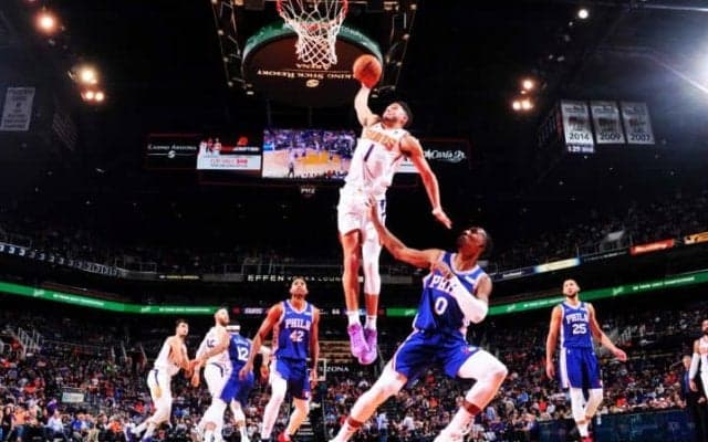 シクサーズに初黒星を付けたサンズ、40得点のデビン・ブッカーに観客はMVPコール