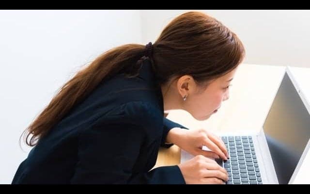 猫背の人は疲れやすい！？