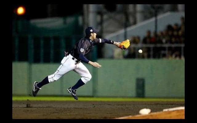 MLB挑戦の広島菊池、14年日米野球の超美技グラブトスが再脚光「これは驚くべきプレー」