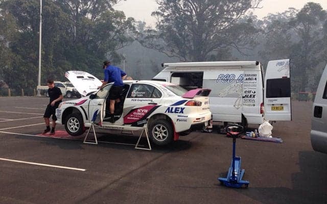 WRCオーストラリア：煙漂う閑散としたサービスパーク、コフスハーバーの異様な状況