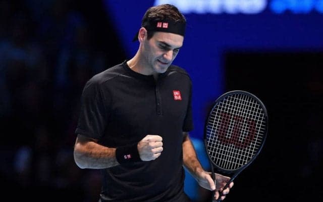 フェデラーが華麗なハイバックボレーを披露。望みを繋ぎジョコビッチ戦へ