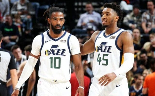 ジャズのバックコートデュオが本領発揮、雰囲気の良さを表す絶妙な掛け合いも披露