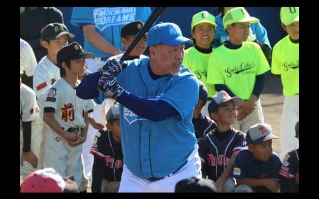 清原和博氏、まさかの“死球”にファン喝采！　野球教室で1406日ぶりバットスイング