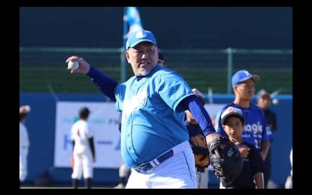 清原和博氏、野球教室で“大暴れ指導”！　キャッチボールで野球少年をイジり倒す