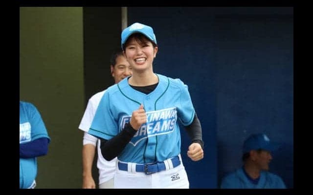 稲村亜美さん「神スイング」披露できず？　野球少女との1打席対決でまさかの死球