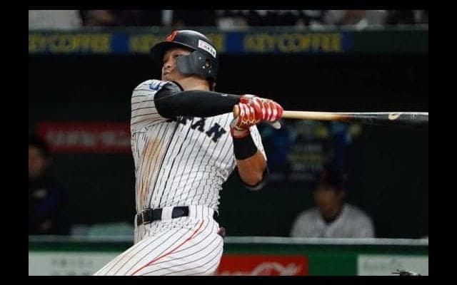 【プレミア12】侍ジャパンが反撃開始！　4番鈴木が8試合連続安打となる適時二塁打で1点を返す