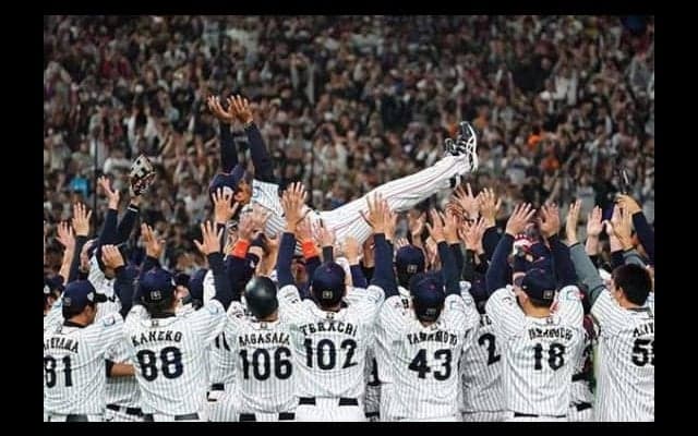 【プレミア12】侍ジャパン稲葉監督、8度の胴上げ！　日韓決戦制して、涙の10年ぶり世界一