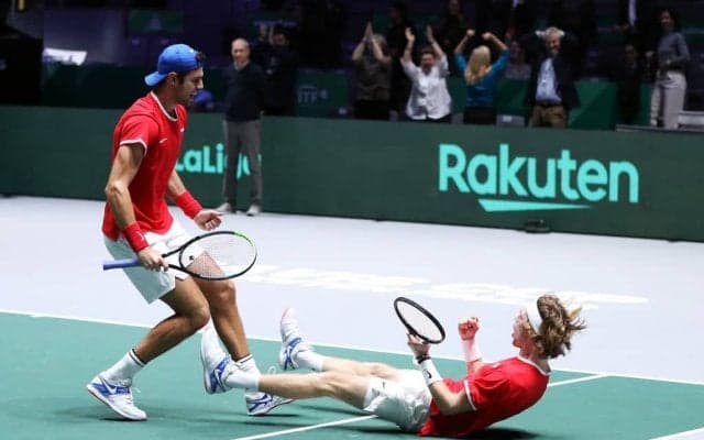 ジョコビッチ相手に股抜きからのバックハンドウィナー！死闘の末ロシアがセルビアを下す