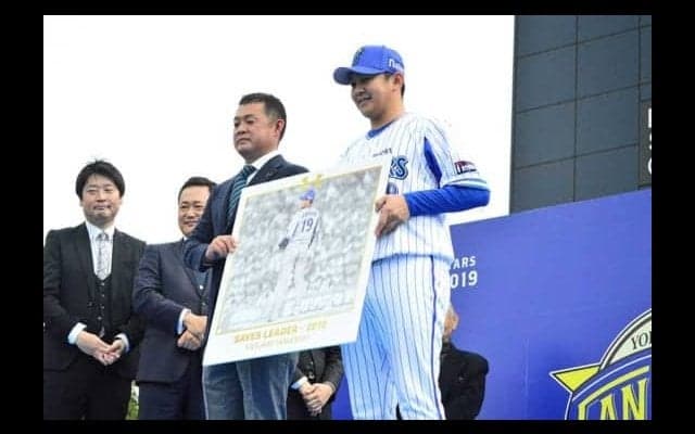 DeNA山崎、次は「横浜の胴上げ投手に」　プレミア12で胴上げ初体験