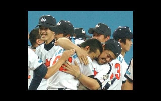 消滅する近鉄のホーム最終戦。松坂と中村は抱き合い、選手は号泣した