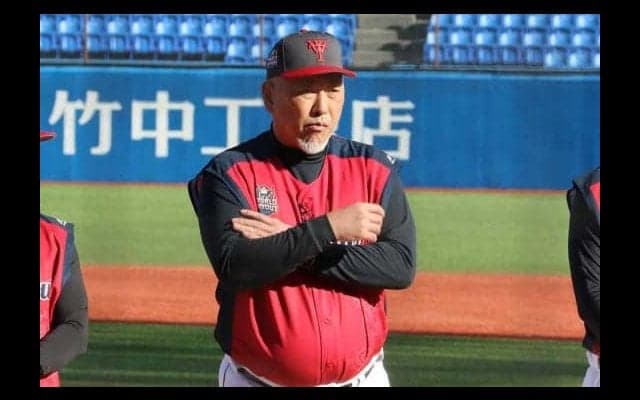 清原和博氏、腕組みで戦況見つめ投手交代告げる　監督務めるトライアウトで存在感