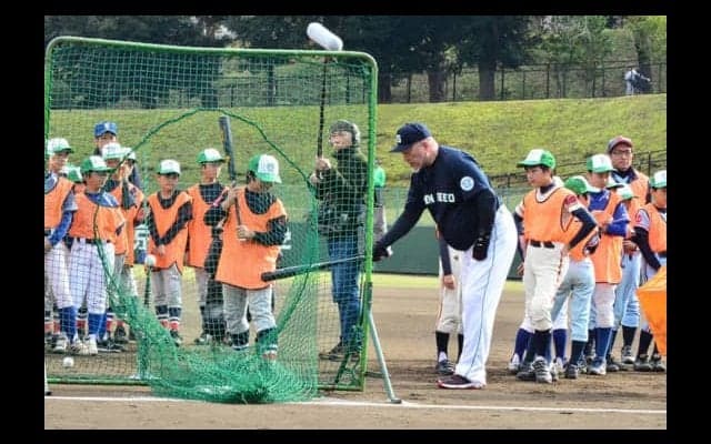 清原氏が熱血指導！　スイング姿に少年少女が熱視線、デーブ大久保氏の“口撃”も…