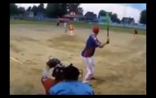 右打者の構えで左打席に入ってホームラン…　“曲芸”のような衝撃バッティングが話題沸騰