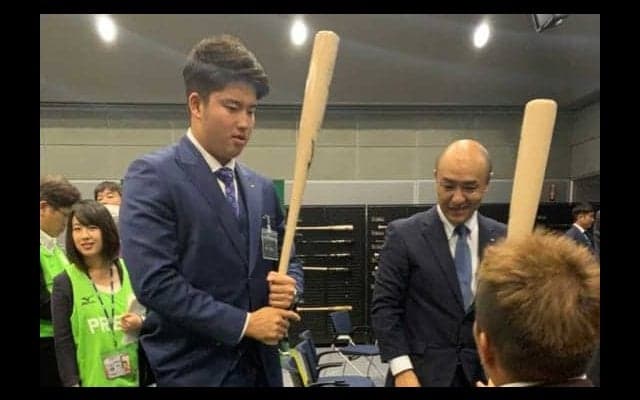 燕19歳村上、パ本塁打王・山川からスラッガーの極意「遠投のように打て」