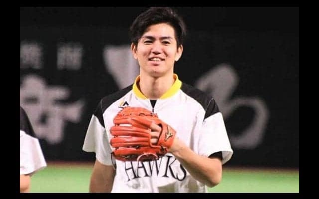 ホークス高橋礼、スーツで決める上林との2S公開　ファン歓喜「れいさんイケメンすぎ」