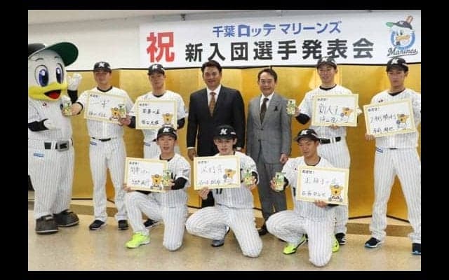 ロッテ、ドラ1佐々木ら女子アナとの“ルーキー写真”公開　ファン「すっごく嬉しそう」