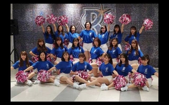 笑うと目が三日月に、“二刀流”のチアガール？　DeNA「diana」新メンバーお披露目
