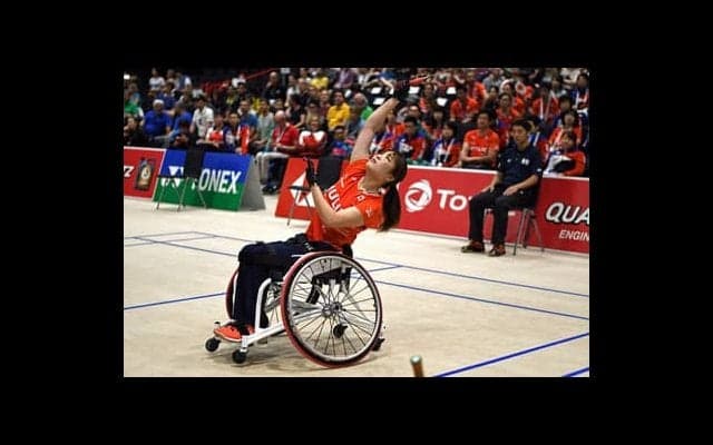 狙うは金メダル。パラバドミントン里見紗李奈は車イスで「走る」