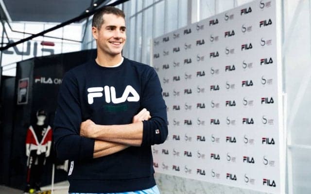 長身のイズナーにトーブは短すぎた？サウジアラビアで超リッチなエキシビションマッチ