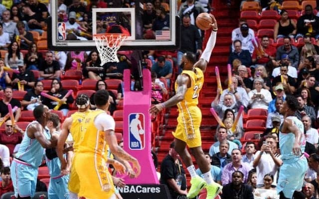 ヒートにホーム初黒星を与えたレイカーズ、23勝3敗で東の首位バックスと並ぶ