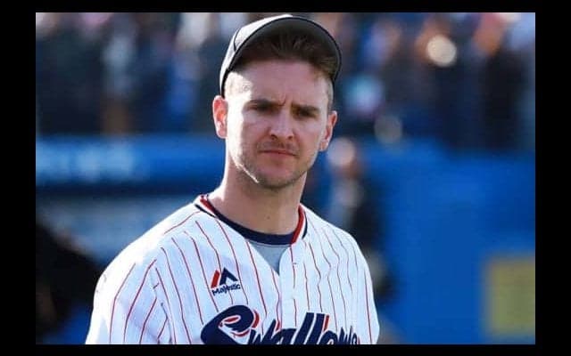 燕退団のブキャナン美人妻が“ゴージャス美脚2S”公開　ファン惜別「スワローズ28」