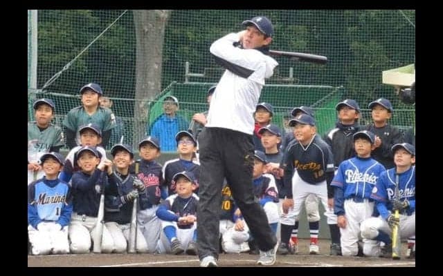 海外FAの西武秋山が野球教室で豪快スイング　交渉の進捗は「今はまだ何も言えない」