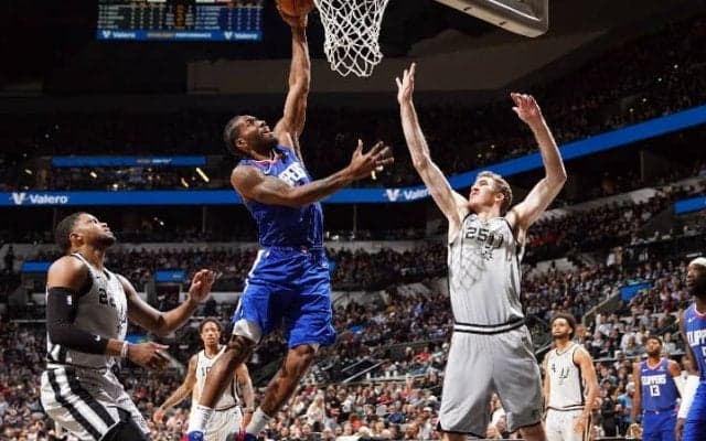 カワイ・レナードはスパーズファンからブーイングで迎えられるも古巣相手に初勝利