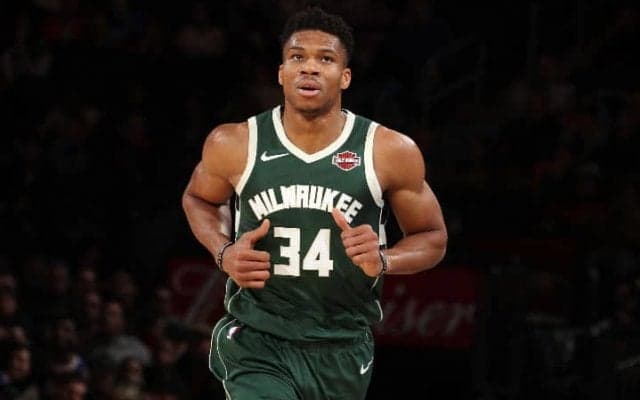 ヤニス・アデトクンボが試合前ルーティーンでプロレスラーに変身、寸劇でもMVP？