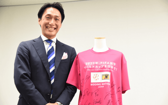 なでしこは、ピンクリボンを支援する。社会の一員としてのサッカー選手