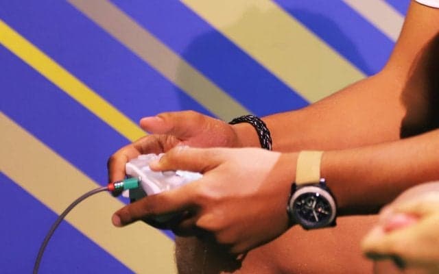 【eスポーツ選手向けセルフケア動画コラム#19】長時間プレイ後の目のかすみに効くツボ「瞳子髎（ドウシリョウ）」