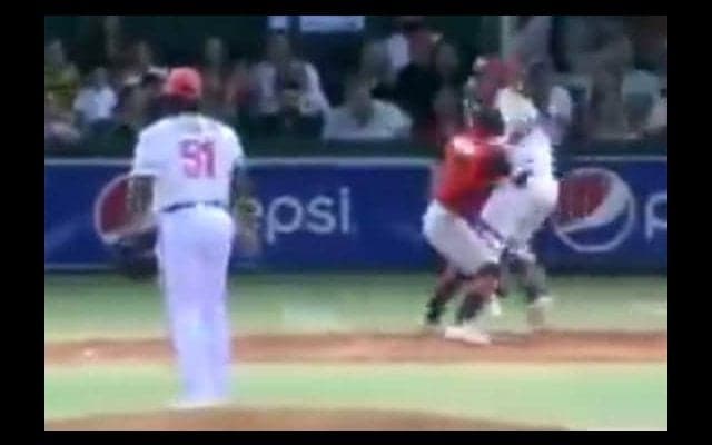 ベネズエラWLで世紀の大乱闘！　バット殴打に飛び蹴り、グーパンチで場内騒然