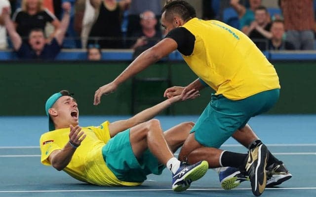 キリオスがデミノーを肩に担ぐ。地元豪、露が「ATPカップ」ベスト4進出